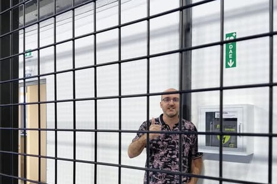 Le responsable de Bearn Padel à Assat devant le défibrillateur installé dans le club