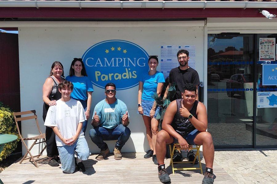 L'équipe du Camping La Ferme Erromardie à Saint-Jean-de-Luz devant l'accueil