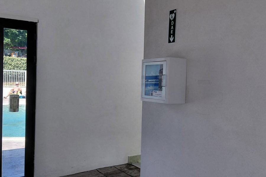 Défibrillateur installé près de la piscine du Camping La Ferme Erromardie