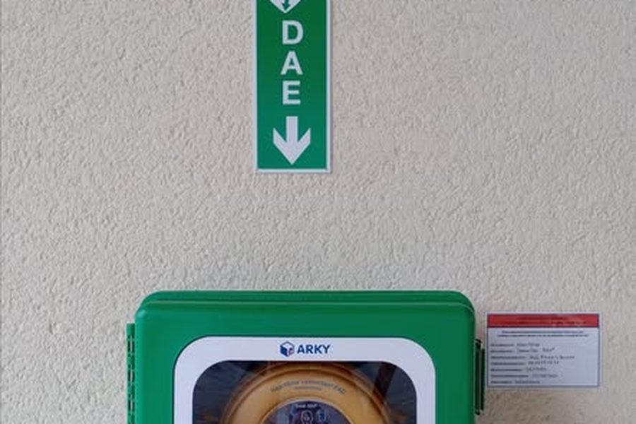 Défibrillateur installé sur le mur d'un établissement scolaire