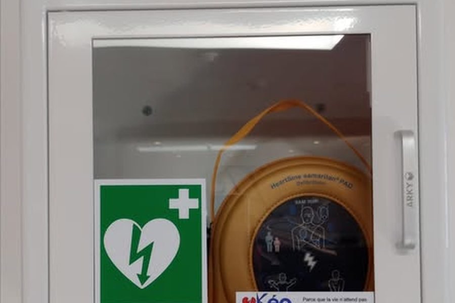Défibrillateur installé en armoire intérieure chez un client de Kéa Premiers Secours