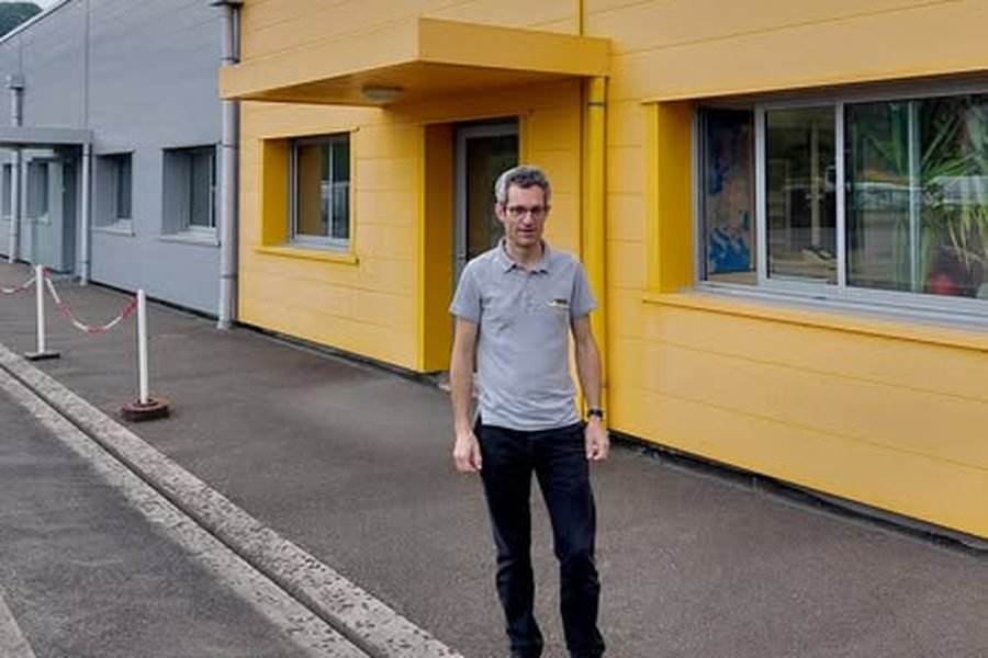 Pierre-François Etchegoyhen, dirigeant d'Etché Sécurité, devant son site de production
