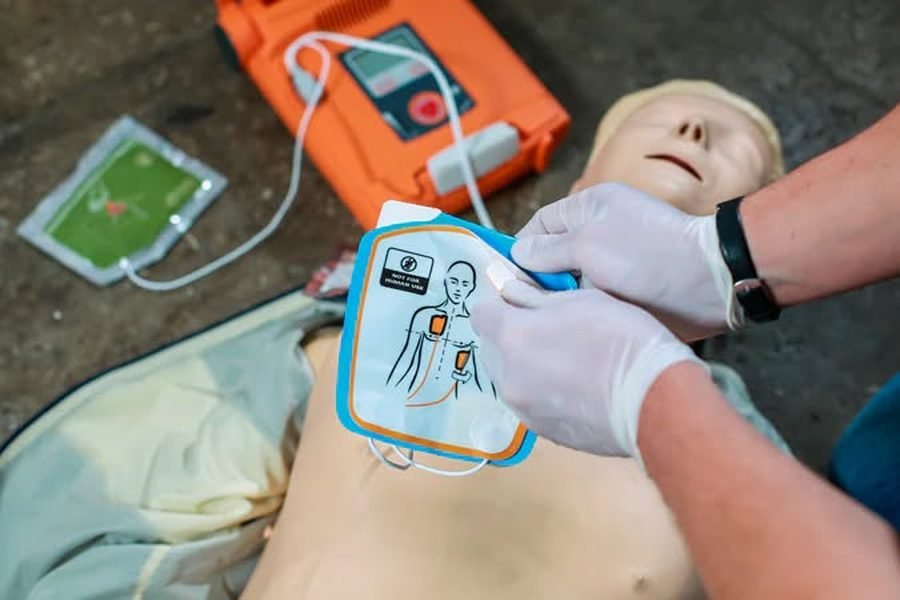Formation à l'utilisation d'un défibrillateur sur mannequin