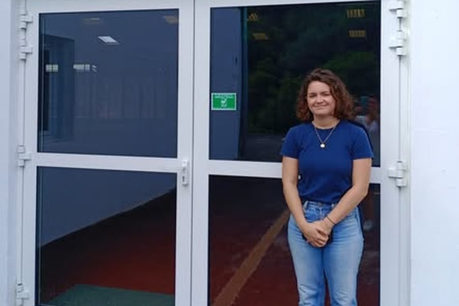 Laura Irachabal à l'entrée du complexe sportif HANGAR à Hasparren
