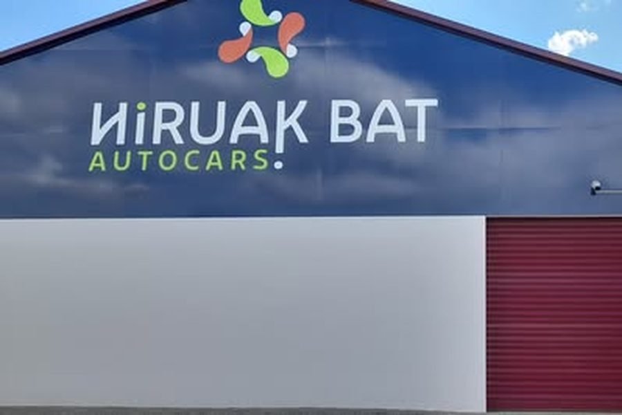 Locaux de l'entreprise de transport Hiruak Bat à Saint-Palais
