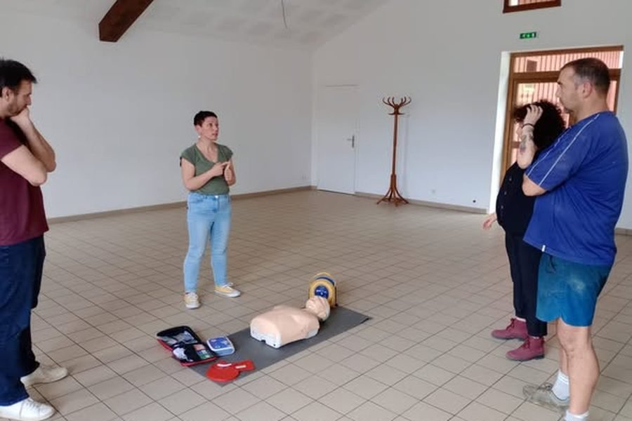 Séance de sensibilisation à l'utilisation du défibrillateur à la mairie de Bunus