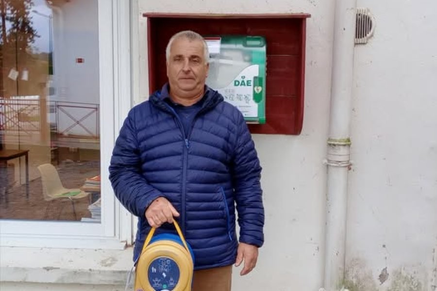 Le maire d'Uhart-Mixe avec le nouveau défibrillateur de la commune